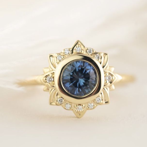 Golden Creative Flower Shaped Advanced Fashion Women's Ring_ipsvogv.com