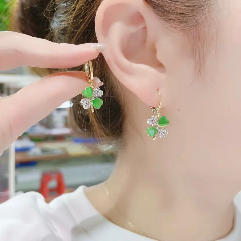 Diamond Cat's Eye Four Leaf Flower Earrings For Women Trendy Niche Design Earrings Temperament Light Luxury Earrings_ipsvogv.com