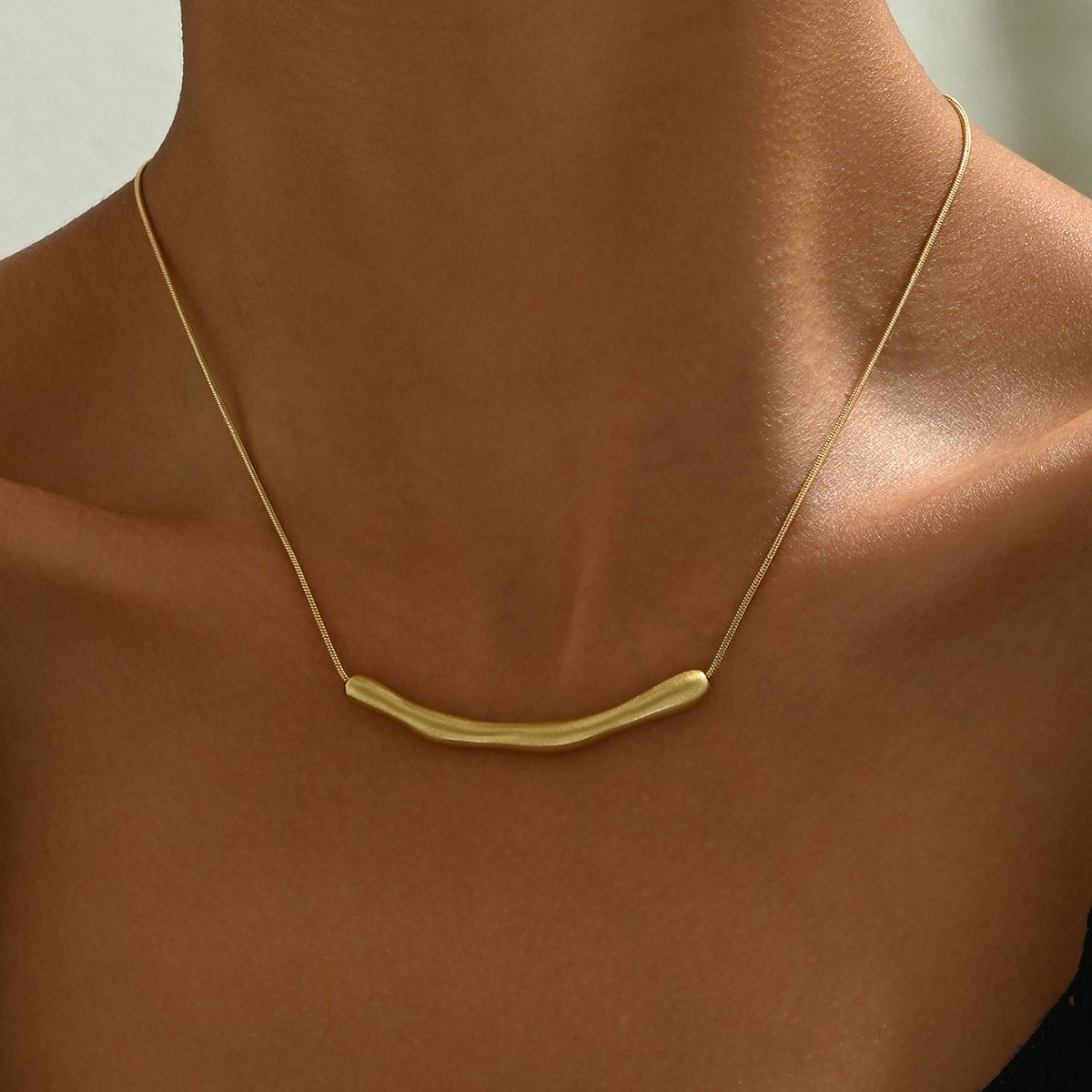 Geometric style minimalist women's long necklace, niche pleated metal line design, high-end clavicle chain_ipsvogv.com