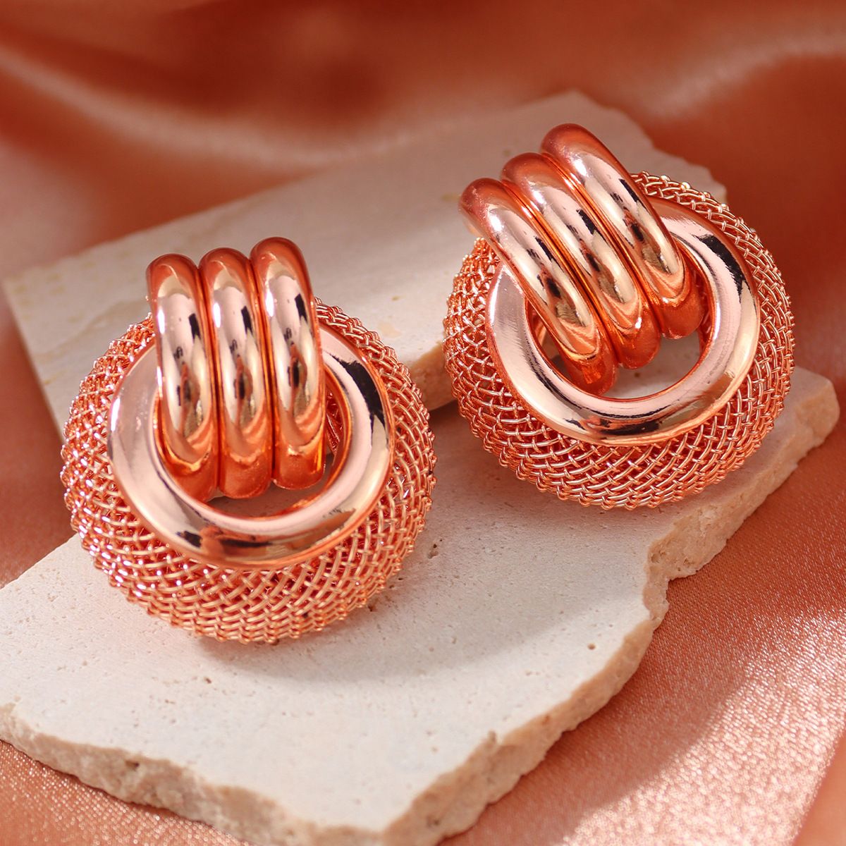 Women's Retro Hollow Metal Circle Plain Earrings Large Earrings Medieval Niche Personality Design Earrings Earrings_ipsvogv.com