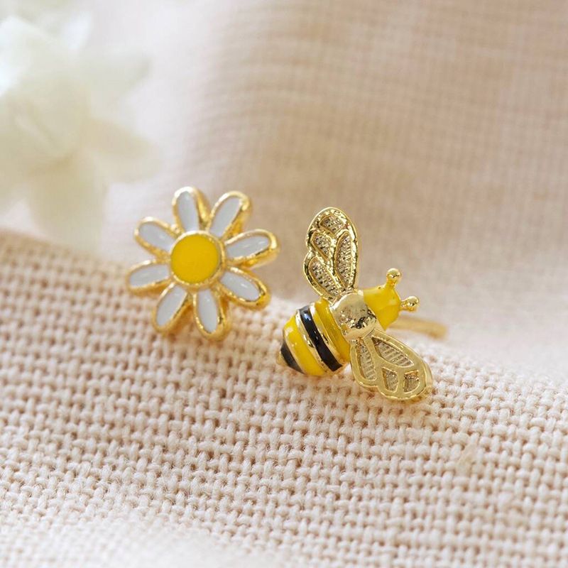 Cao Shi's New Asymmetrical Little Bee With Daisy For Women's High-end Temperament, Simple And Fresh Earrings_ipsvogv.com