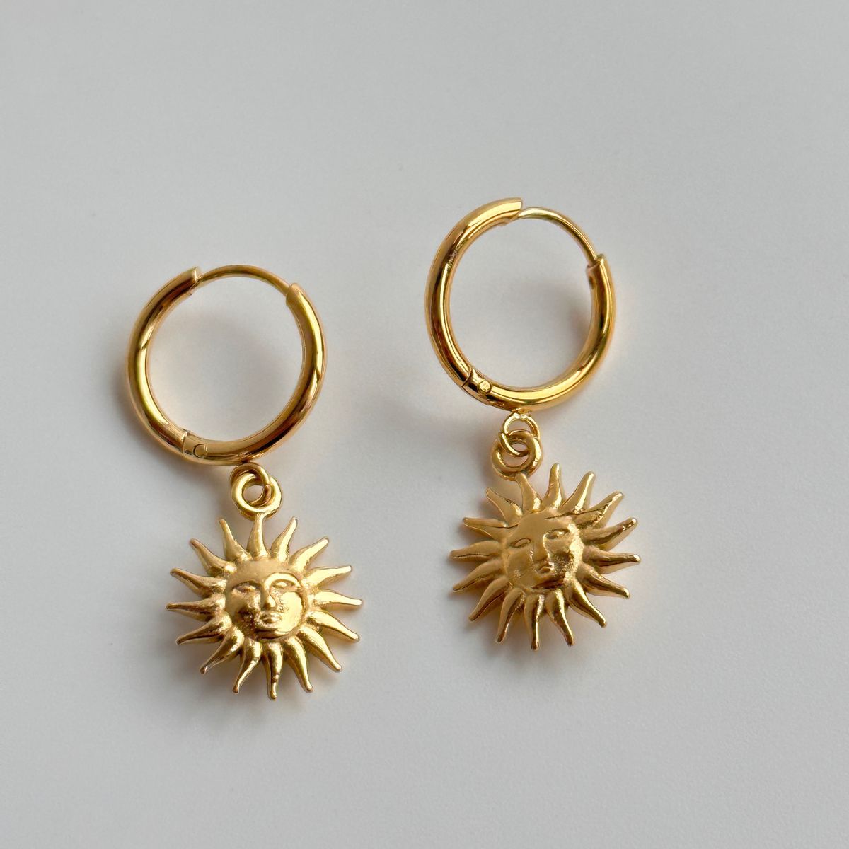 Unisex Fashionable Niche INS Retro Style Medieval Face Sun Pendant Earrings_ipsvogv.com