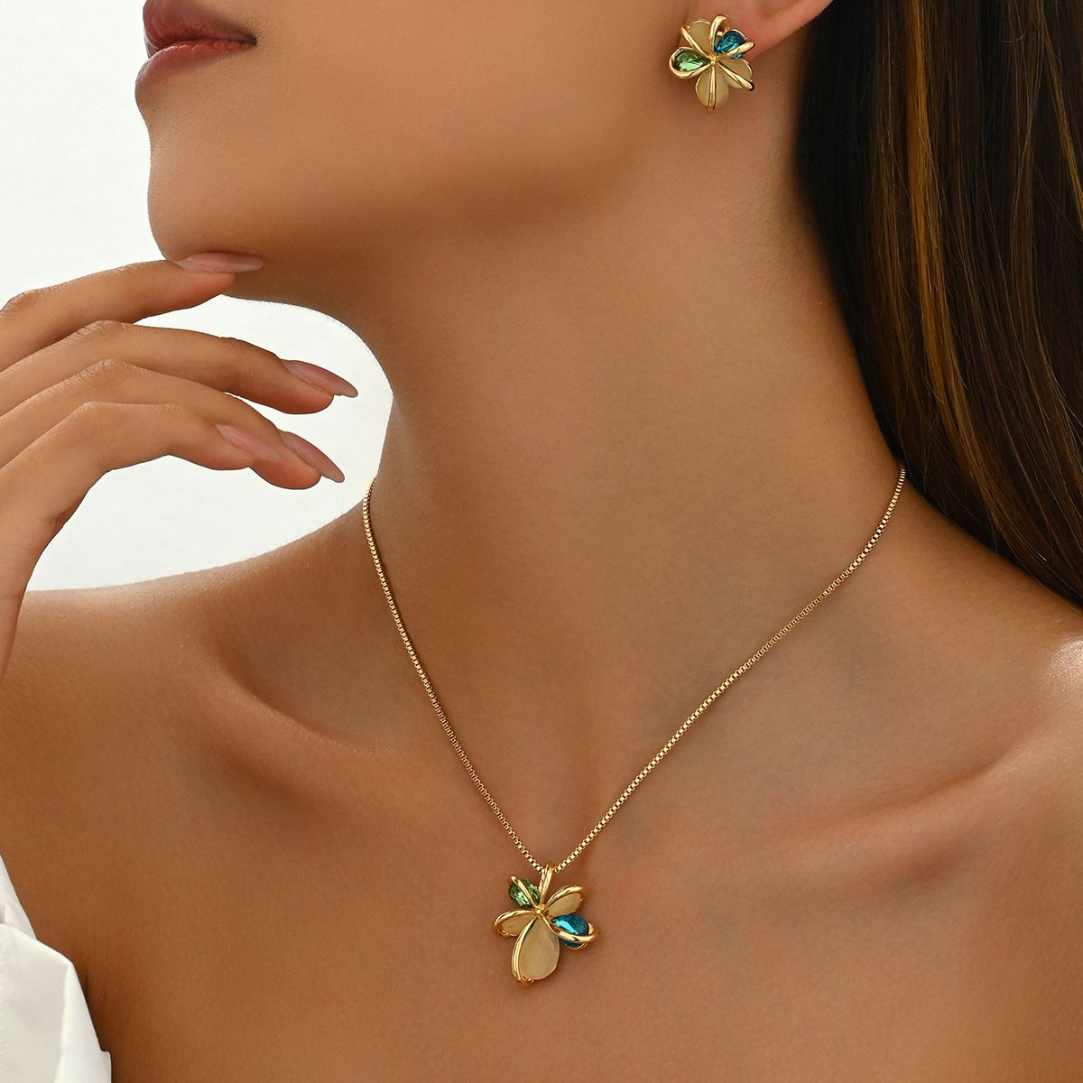 Subtle artistic fresh women's necklace set Baroque style flower studded earrings collarbone chain_ipsvogv.com