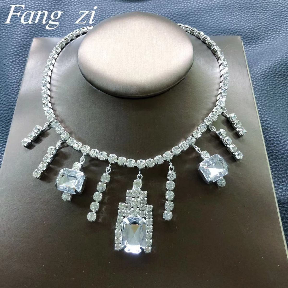 Personalized fashion teardrop shaped rhinestone necklace, exaggerated luxury pendant clavicle chain, sexy accessories necklace_ipsvogv.com