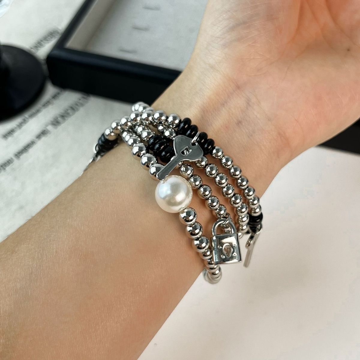 Gothic Punk Style Multi-layered Key Pearl Bracelet For Women With A Niche Design, High- And Versatile Hand Jewelry_ipsvogv.com