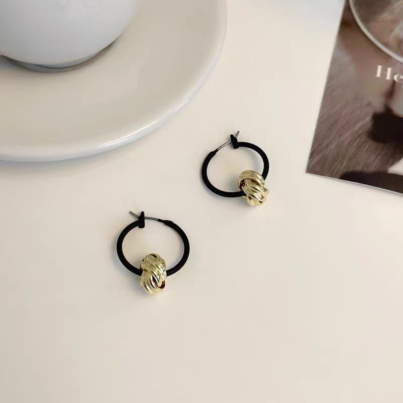 Retro Design Gold Knotted Earrings Simple And High End Black Circle Earrings Net Celebrity Temperament Earrings_ipsvogv.com