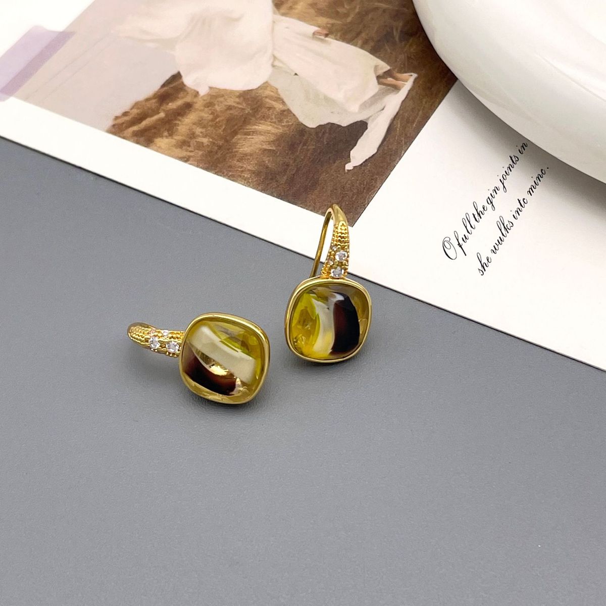Korean Fashion Commuter Earhook Geometric Inlaid Crystal Glass Personalized Charm with Niche Design Simple Earrings_ipsvogv.com