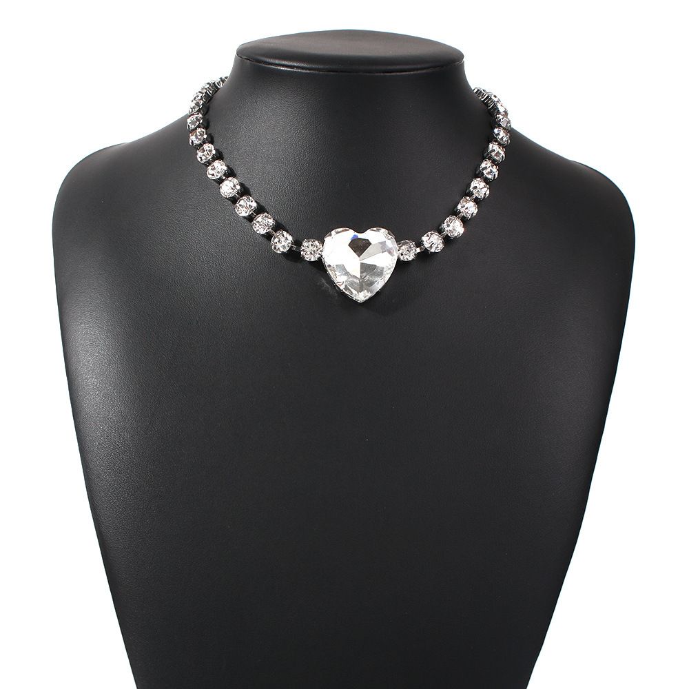 N7729 Exaggerated Creative Collar Chain Necklace Luxury Glass Diamond Heart Pendant Neckchain_ipsvogv.com