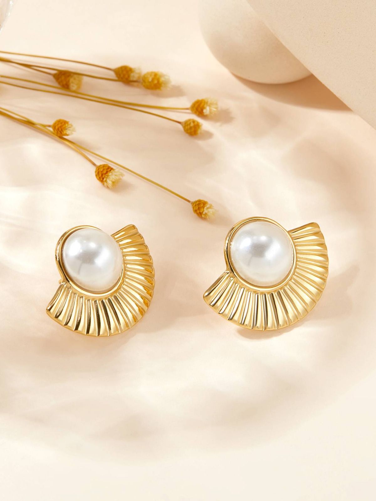 A Pair Of Light Luxury Inlaid Pearl Fan Earrings_ipsvogv.com