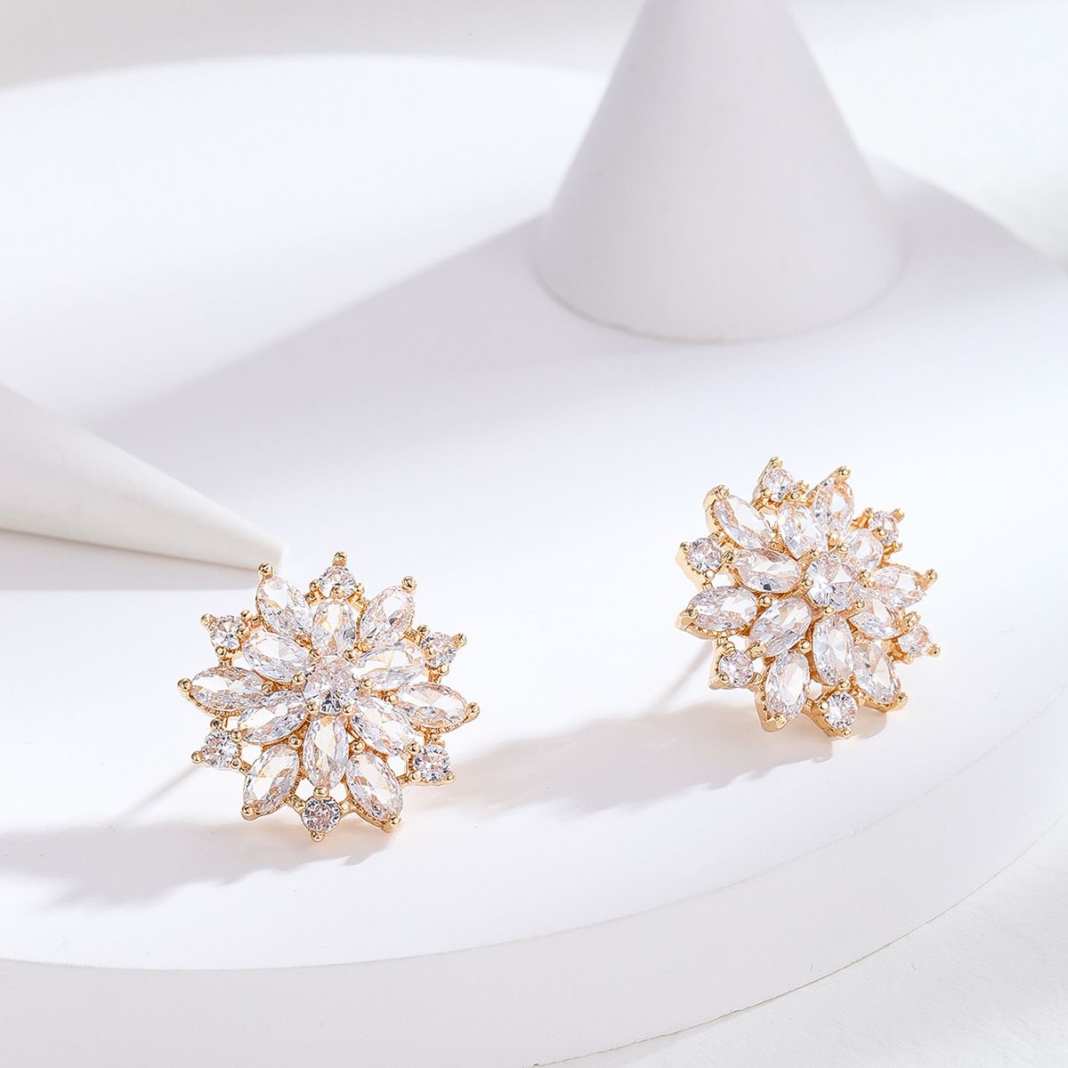 Simple And Fresh Japanese And Korean Style Earrings For Women Inlaid With Zircon Niche Design Snowflake Earrings Personality Full Diamond Earrings_ipsvogv.com