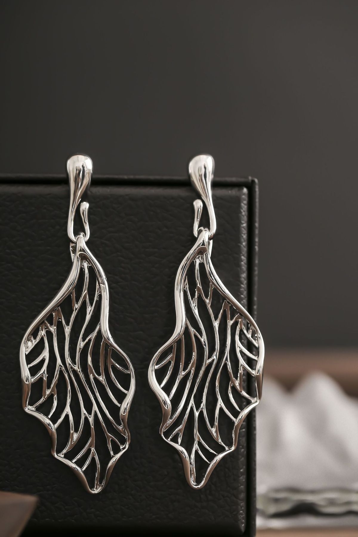 Brass Gold-Plated Light Luxury Metal Minimalist Hollow Leaf Niche Design Earrings For Women_ipsvogv.com