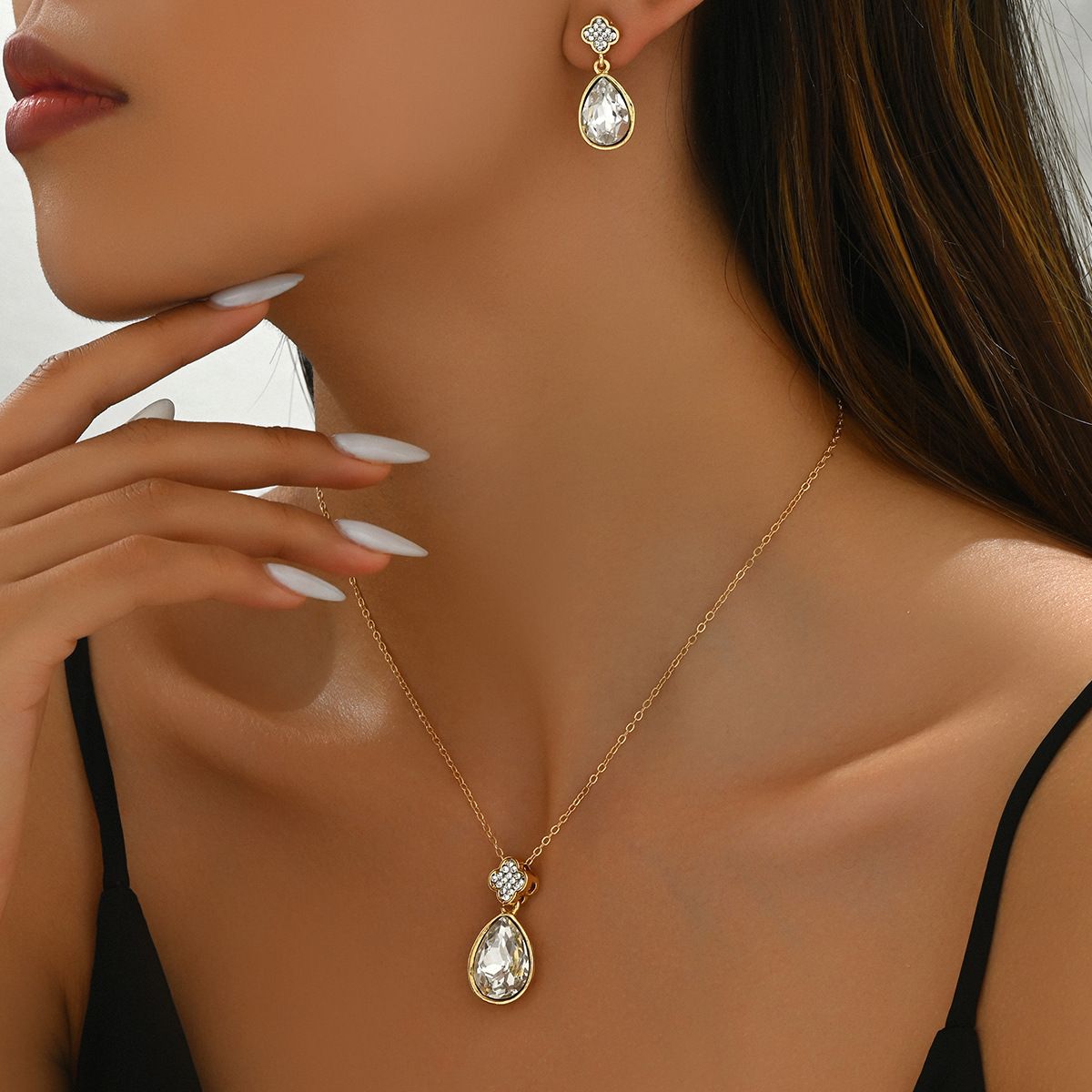 Minimalist women's jewelry set with personalized inlaid earrings, versatile necklace, oiled craftsmanship, collarbone_ipsvogv.com