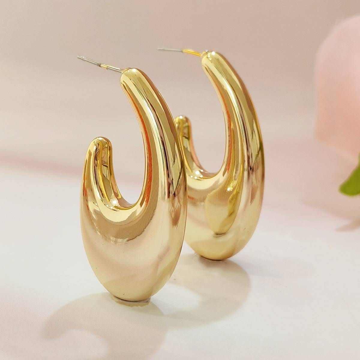 Trendy U-shaped earrings for women with gold oval stud earrings_ipsvogv.com