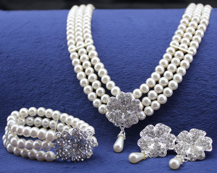 Wedding jewelry wholesale three-row pearl bridal jewelry set rhinestone four-leaf clover necklace and earrings three-piece set_ipsvogv.com