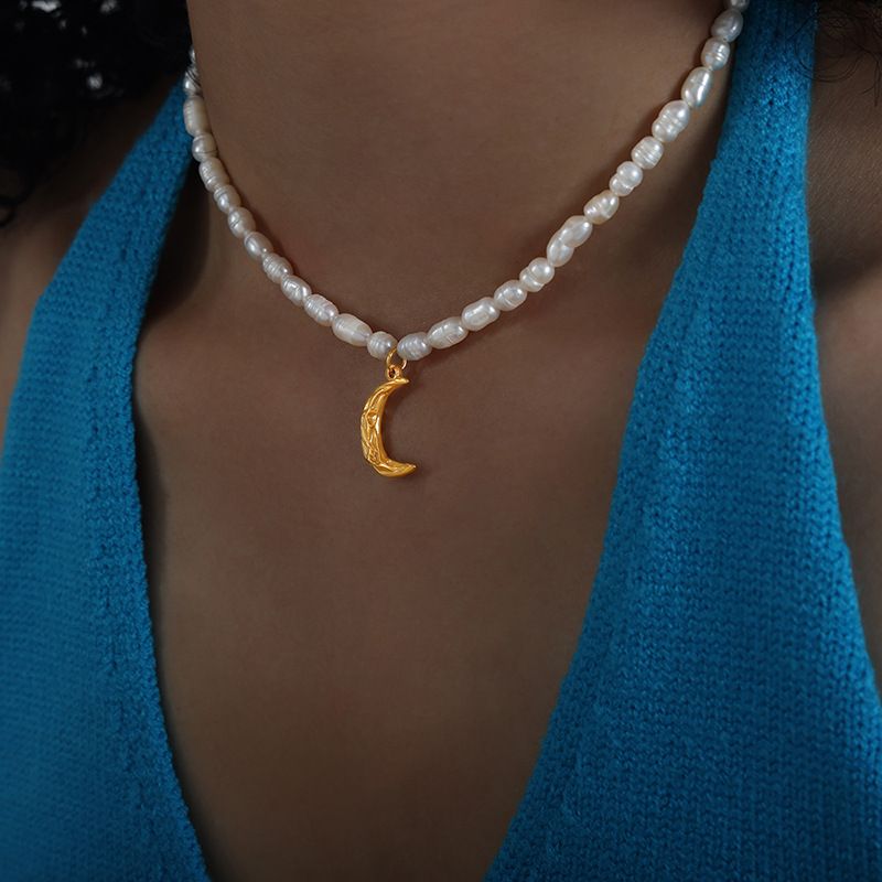 French Niche Personality Ins Cool Style Pleated Texture Moon Pendant Collarbone Chain Titanium Steel Freshwater Pearl_ipsvogv.com