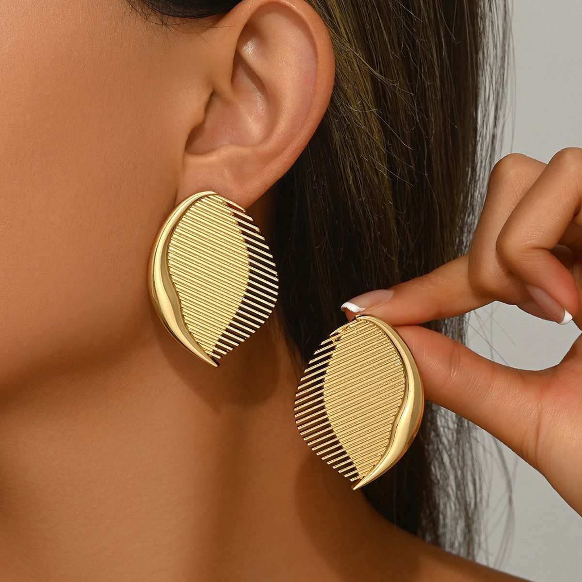 Fashionable and luxurious women's metal niche fan-shaped leaves, versatile design, earrings, geometric earrings_ipsvogv.com