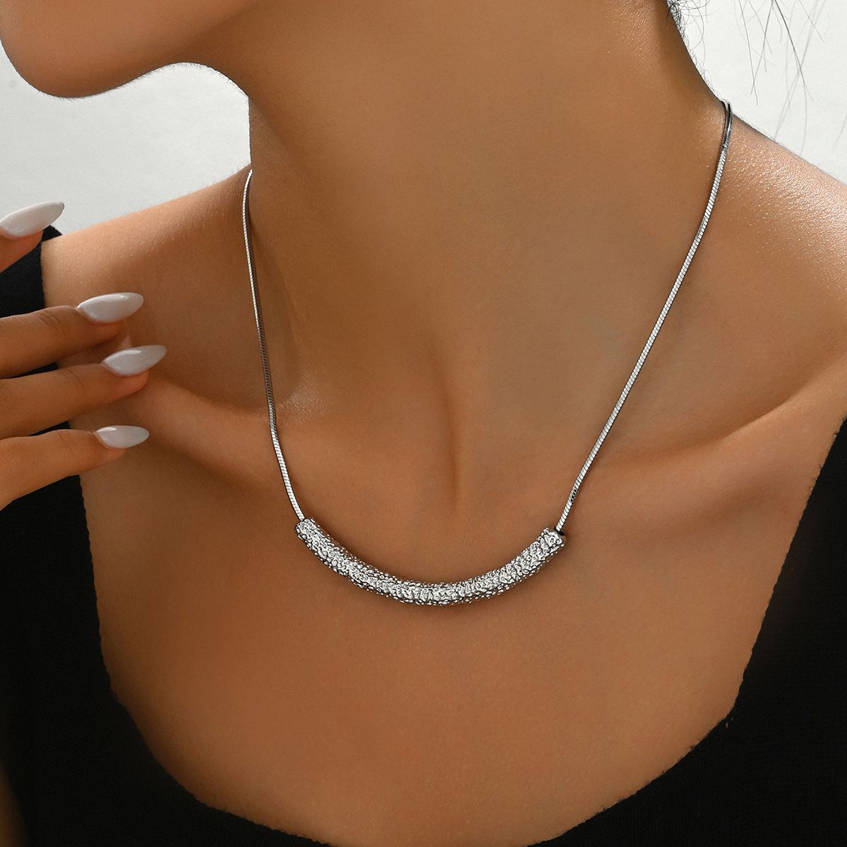 Geometric version of Korean forest style sweet necklace, female niche, pleated, high-end design, long lock collarbone_ipsvogv.com