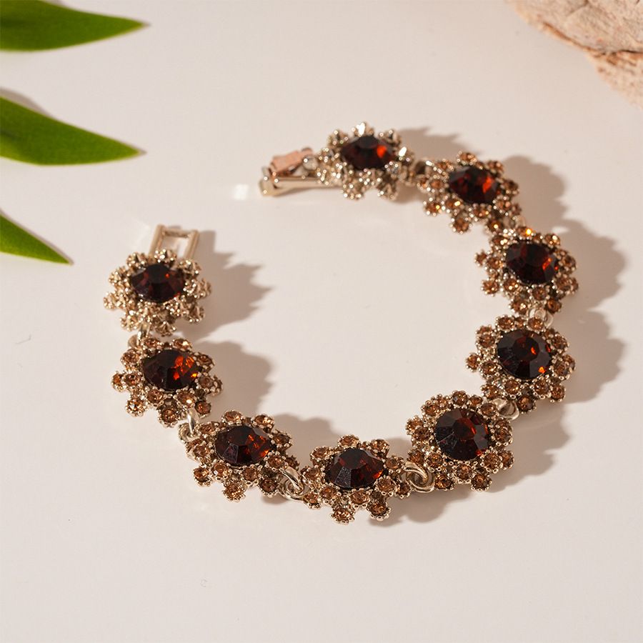 Retro light luxury style diamond round geometric flower-shaped clavicle chain bracelet combination_ipsvogv.com