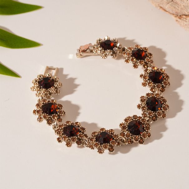 Retro light luxury style diamond round geometric flower-shaped clavicle chain bracelet combination_ipsvogv.com