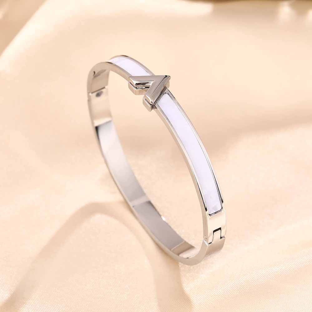 Net Red Titanium Steel Bracelet Female Letter V White Fritillaria Niche Design Luxury Ins Colorfast Hand Jewelry_ipsvogv.com