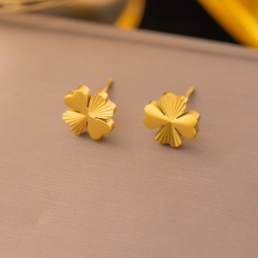 Titanium Steel Gold-plated Clover Flower Necklace With Women's Design Sense Collarbone Chain Jewelry_ipsvogv.com