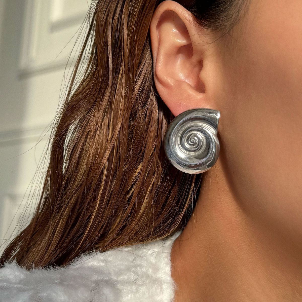 Unisex INS Hot Selling Fashionable Retro Titanium Steel Fine Polished Conch Thread Dancer Earrings_ipsvogv.com