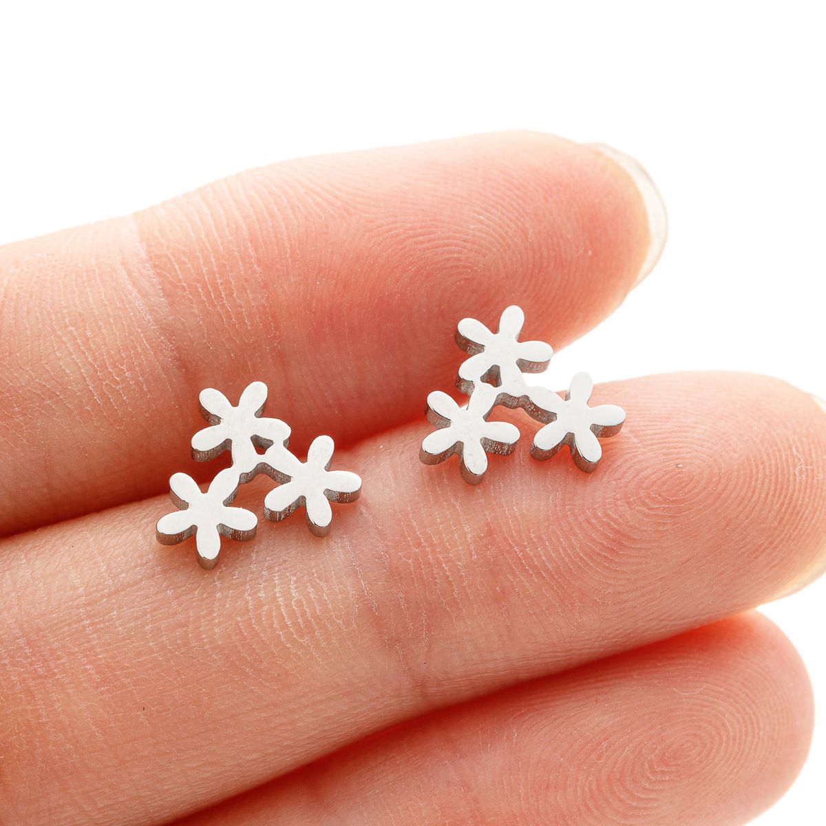 Spring new stainless steel small daisy flower earrings for girls simple and fresh flower stamen ear bone studs spot_ipsvogv.com