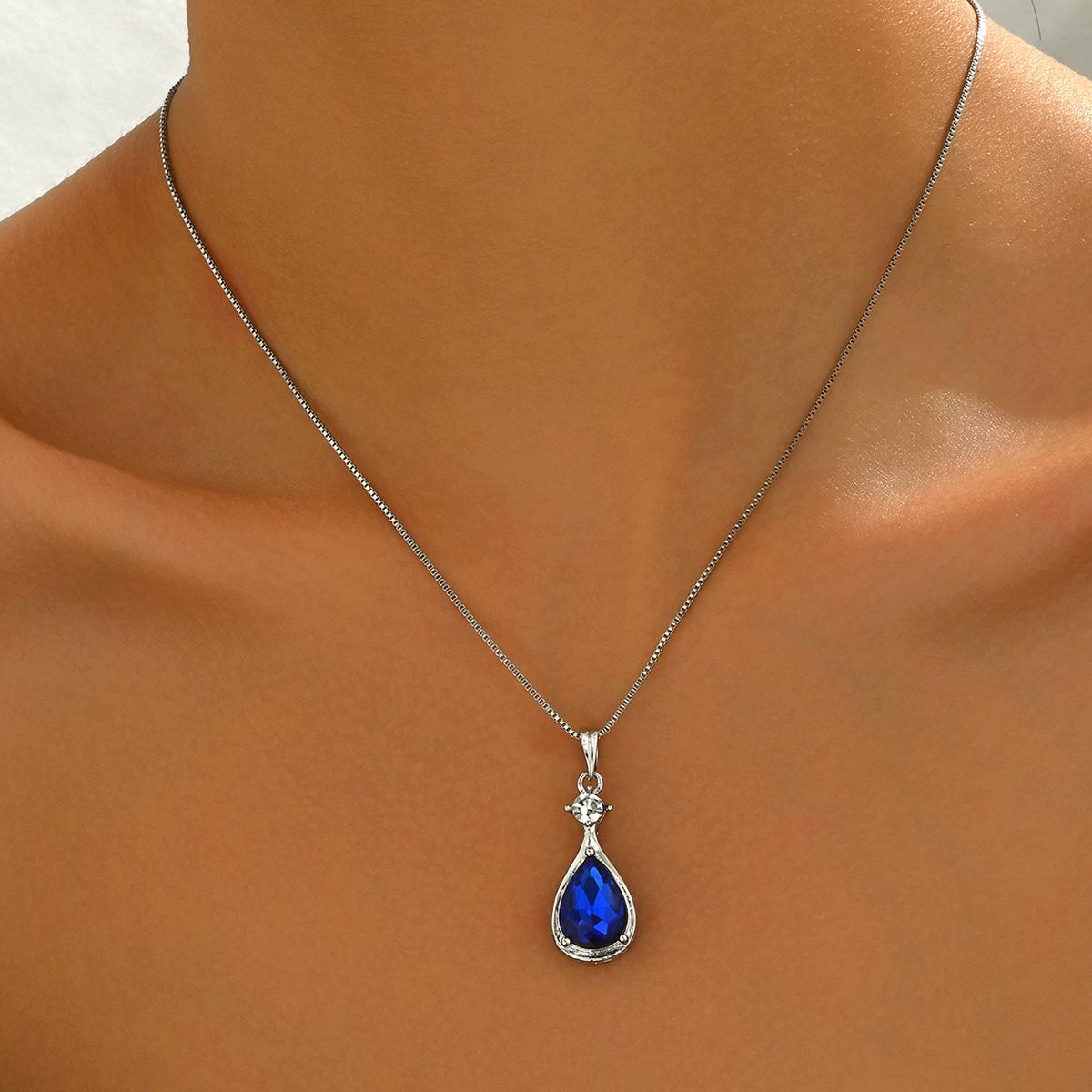 Geometric light luxury style women's long necklace, niche water droplet inlay design, high-end clavicle chain necklace_ipsvogv.com