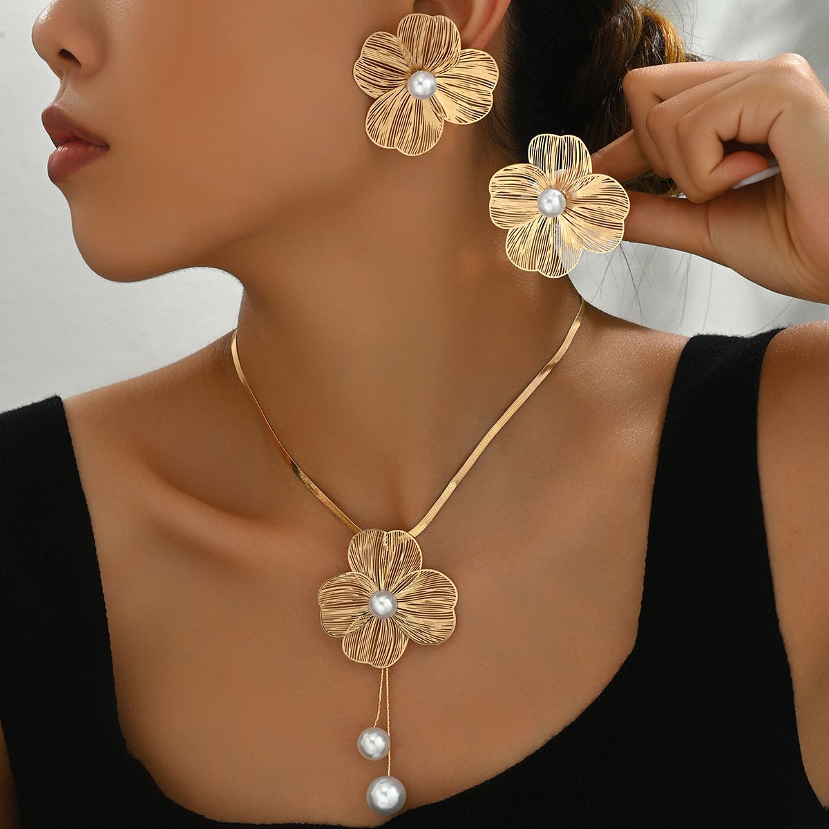 Women's necklace earring set versatile flower inlaid pearl design niche long collarbone chain_ipsvogv.com