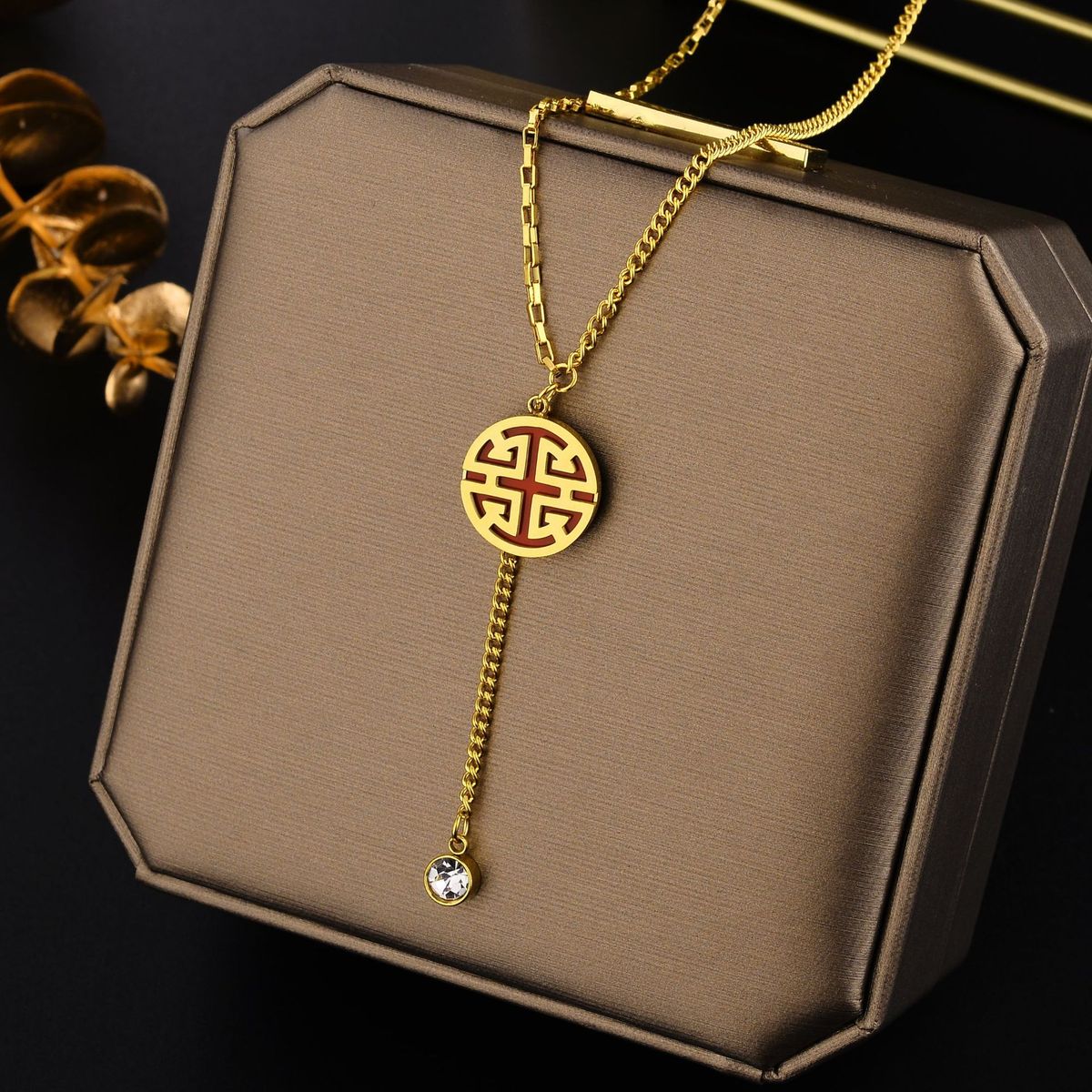 Fashion Trend Titanium Steel Non-fading Sweater Chain Gold Plated Red Auspicious Circle Bone Clavicle Chain_ipsvogv.com
