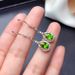 Cao Shi's earrings are simple and elegant, with green zircon long and elegant earrings._ipsvogv.com