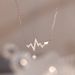 Cao Shi's Small people's beating heart pendant necklace. Electrocardiogram, neck chain, clavicle chain, female_ipsvogv.com