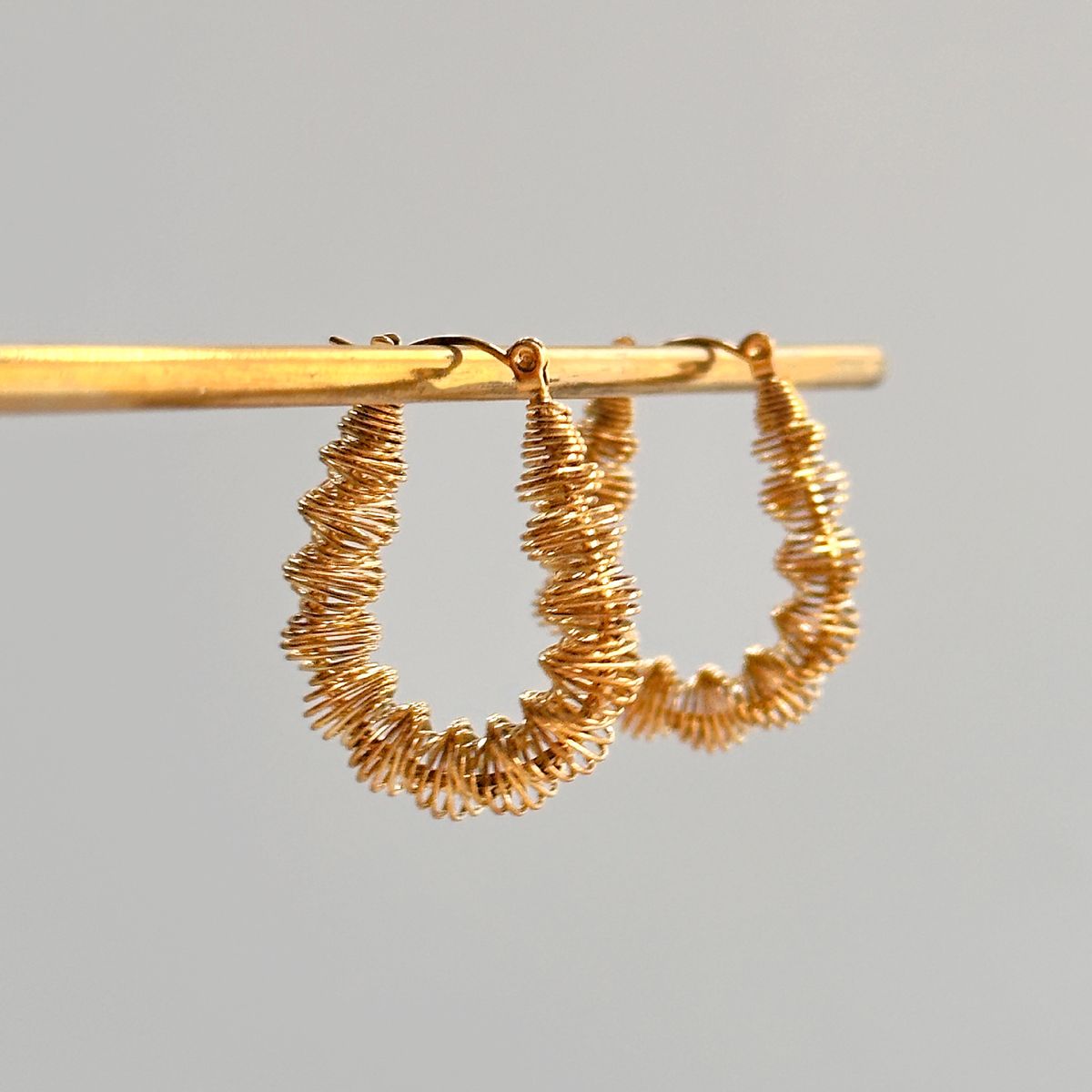 Spot Fashionable Niche Ins18k Gold Plated Titanium Steel Wave Horn Spring Earrings_ipsvogv.com