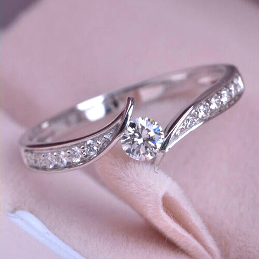 Cao Shi Recommends Wedding With Happy Embrace And Twisted Arms. Zircon Is A Classic Platinum Ring Accessory For Women_ipsvogv.com