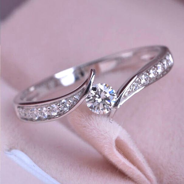 Cao Shi Recommends Wedding With Happy Embrace And Twisted Arms. Zircon Is A Classic Platinum Ring Accessory For Women_ipsvogv.com