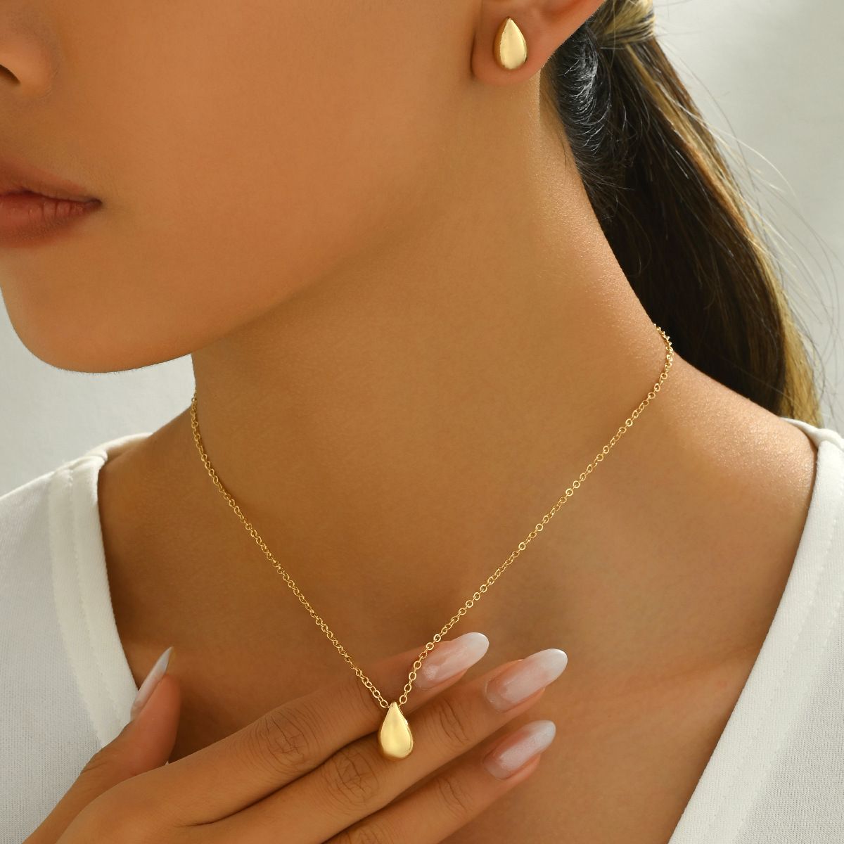 Sweet and fresh women's water droplet necklace earring set, niche geometric design, collarbone chain, versatile_ipsvogv.com