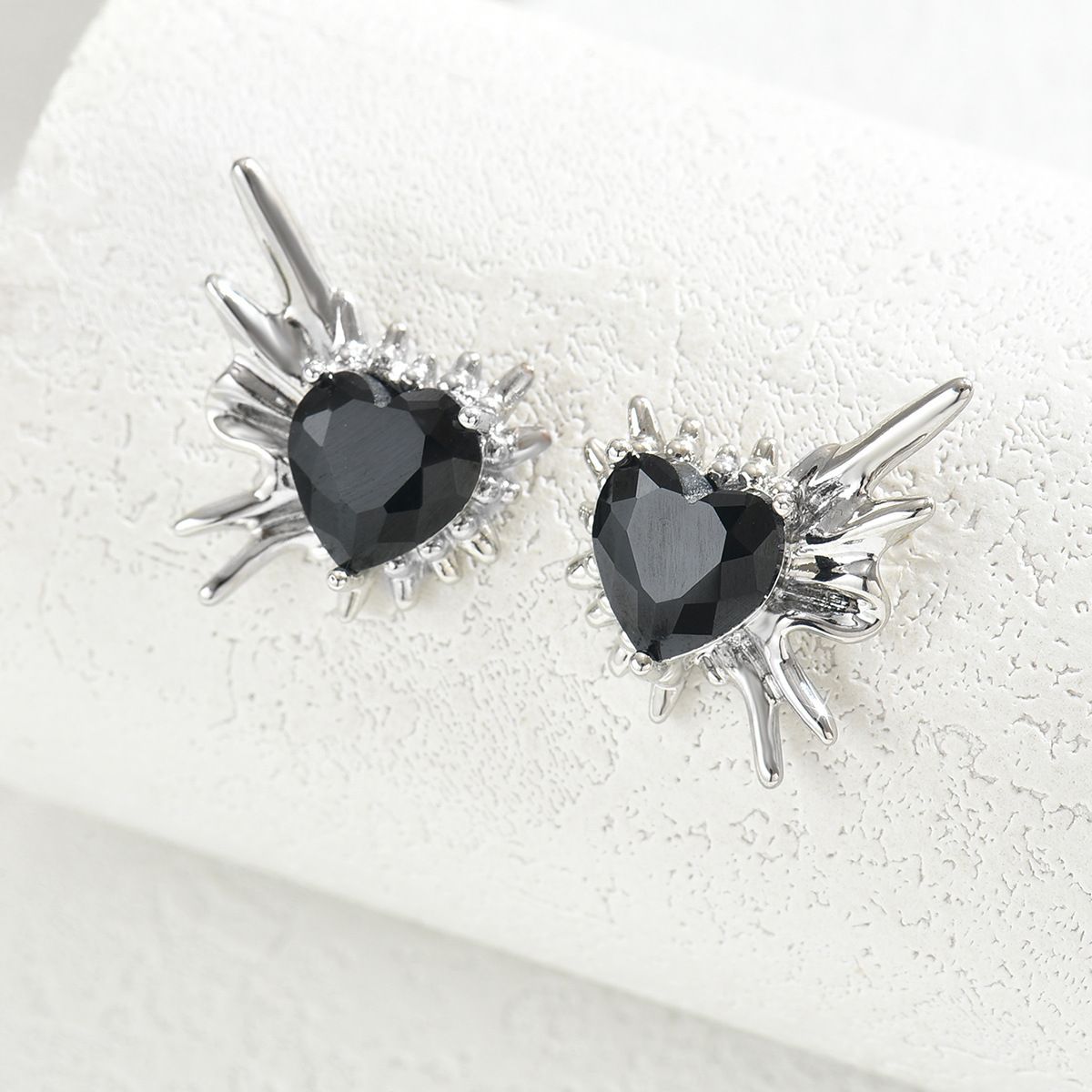 version of Korean style fresh sweet simple and caring, niche, inlaid with black design earrings, versatile earrings_ipsvogv.com