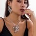 Exaggerated Antique Style For Women, Niche Ins, Metal Texture Hollowed Out Floral Necklace_ipsvogv.com