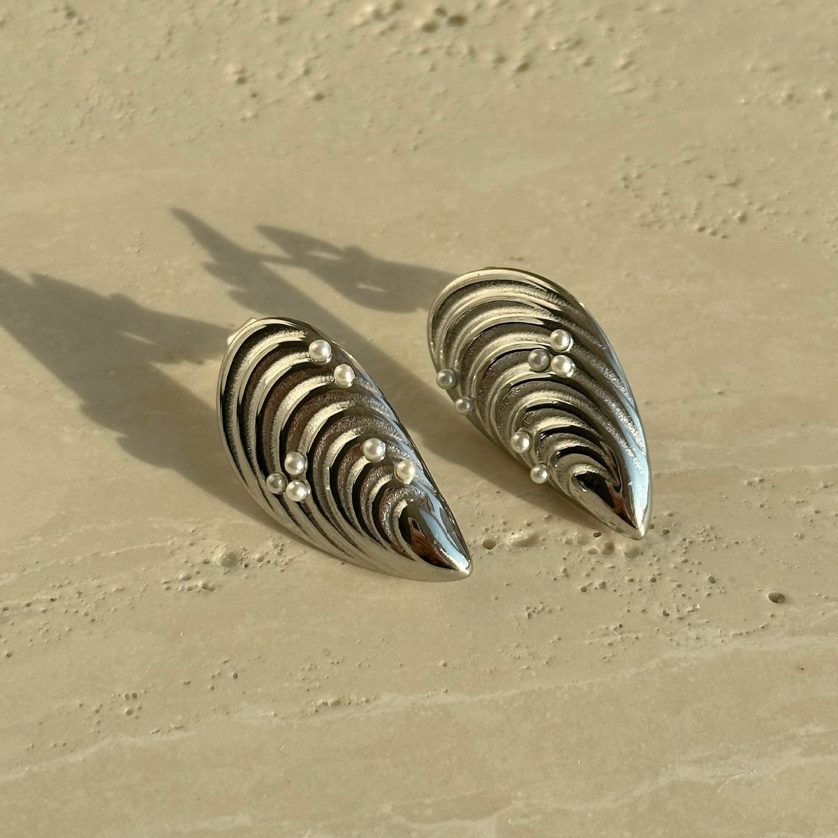 Fashionable INS Temperament Single Product Commuting Versatile Titanium Steel Pearl Shell Earrings_ipsvogv.com