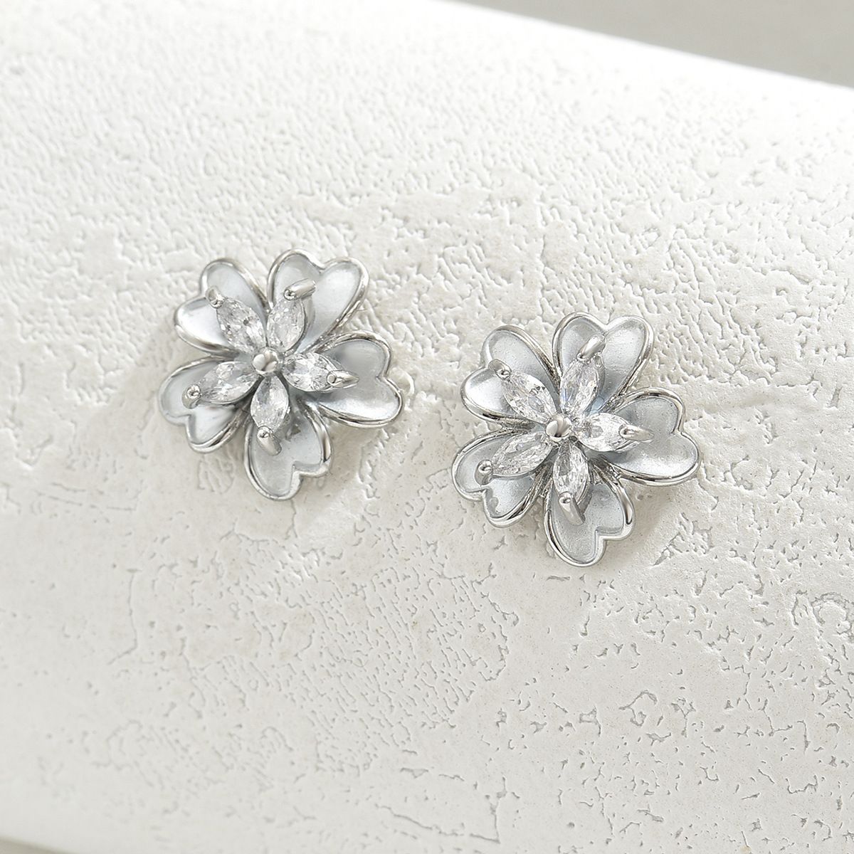 Light luxury sweet summer flower simple spicy style inlaid with zircon earrings, versatile and elegant earrings_ipsvogv.com