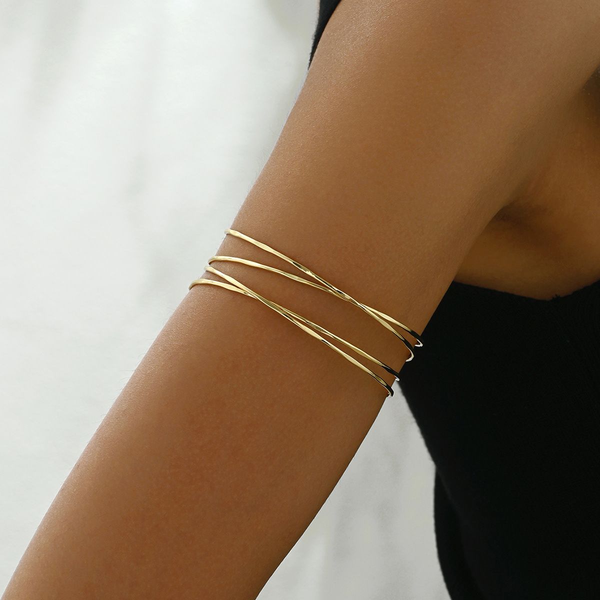 Light luxury style women's wristband with personalized inlaid pearls adjustable opening, featuring a niche flower design_ipsvogv.com