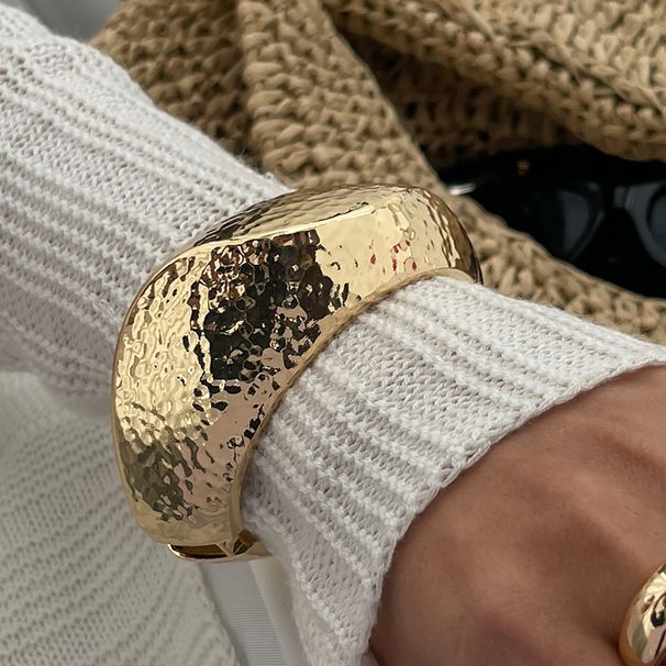 Exaggerated Metal Smooth Wide Bracelet Fashionable Striking Pattern With Sectional Spring Buckle Bracelet_ipsvogv.com