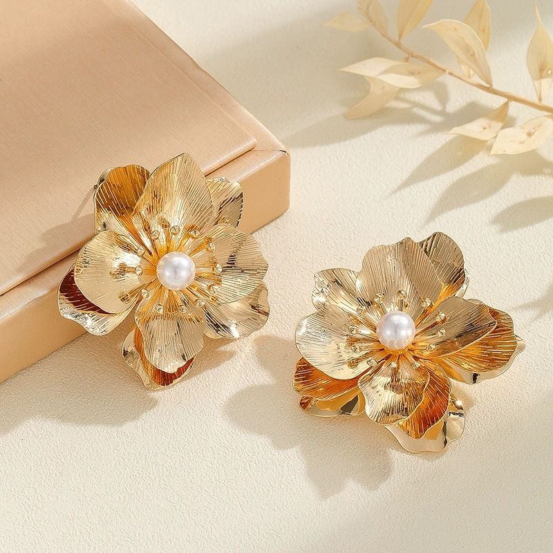 Fashionable Pearl Flower-Shaped Gold-Plated With Inlaid Pearls For Women, Light Luxury And Elegant Stud Earrings_ipsvogv.com