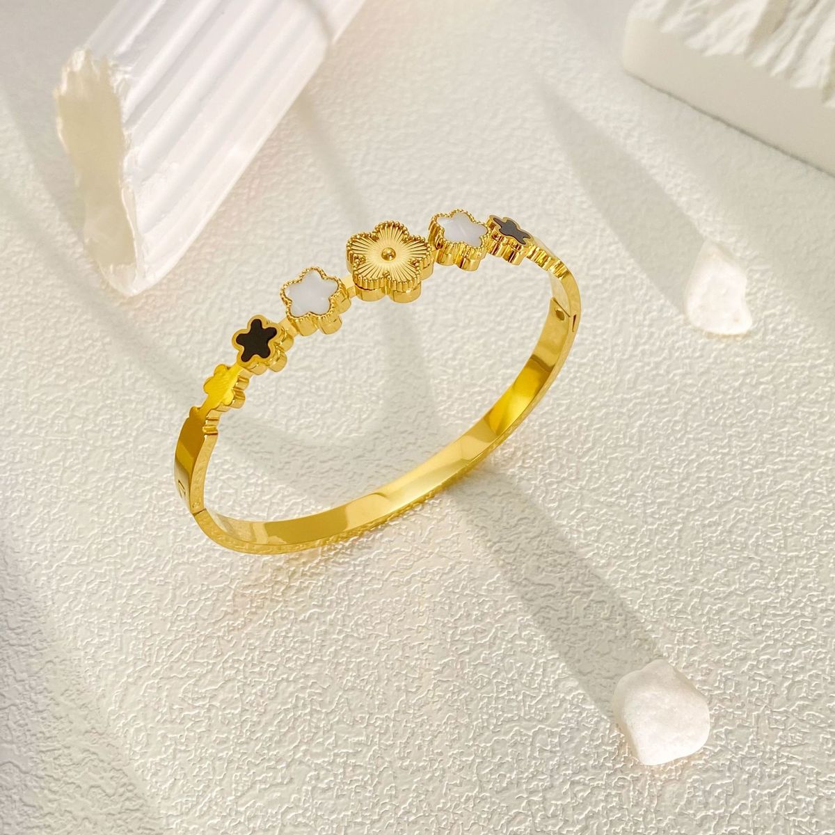 Unisex light luxury high end five leaf flower titanium steel bracelet fashionable personality stainless steel bracelet versatile accessories_ipsvogv.com