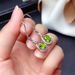 Cao Shi's earrings are simple and elegant, with green zircon long and elegant earrings._ipsvogv.com