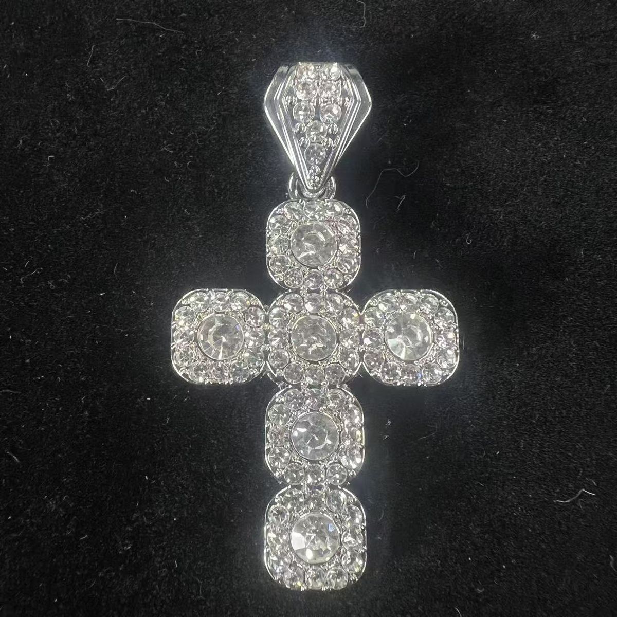 Fashion Personality Versatile Hip-Hop Shiny Alloy Full Diamond Cross Clavicle Chain Necklace For Men And Women_ipsvogv.com