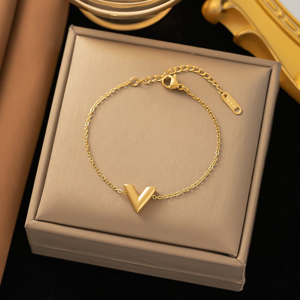 Korean Fashion V-letter Titanium Steel Non Fading Necklace For Women, Simple And Personalized Letter Pendant, Collarbone_ipsvogv.com