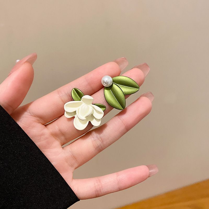 Summer fresh asymmetrical flower earrings for women silver needle simple earrings earrings niche design_ipsvogv.com