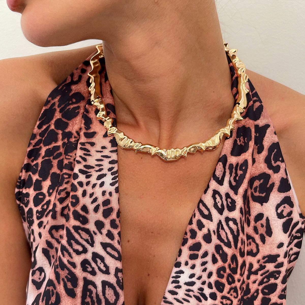 Fashionable Liquid Lava Metal Texture Choker Irregular Geometric Distortion Design Collar For Women_ipsvogv.com