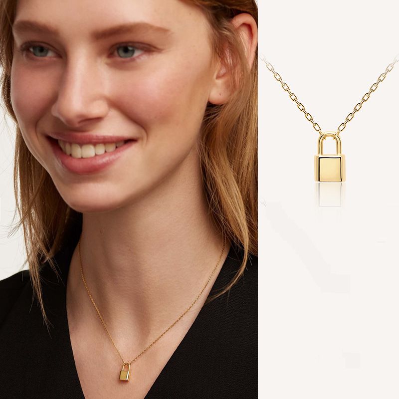 Women's Jewelry Personalized Fashion Colored Diamond Necklace Niche Design High Grade Photosensitive Surface Lock Clavicle Chain_ipsvogv.com
